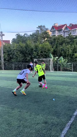 Đôi giày này có thể giúp ae múa skill mượt hơn trên sân bóng 😍 #bongda #giaybongda #skills #vic6 