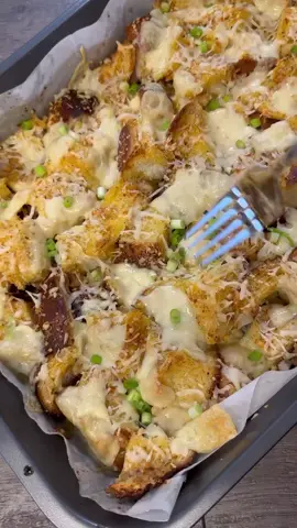 903 לייקים לחם שום וגבינות🤤 מצרכים : 3/4 חלה כוס שמן זית 2 כפות גדושות שום כתוש רבע כפית מלח 2 כפות תבלין טוסקנה (אפשר להחליף בתבלין אחר שאוהבים) 2 כפות פרמזן מעט פלפל שחוק 3 פרוסות גבינה צהובה פרמזן (לפזר מעל) 1-2 גבעולים בצל ירוק מלח גס אופן הכנה : חותכים חלה לאורך ואז לרוחב (שיצאו קוביות). בקערה מערבבים : שמן זית, שום, מלח, טוסקנה, פרמזן ופלפל שחור. מעבירים את החלה לתבנית עם נייר אפייה, מברישים היטב את החלה בתערובת השמן זית. מפזרים מעל פרוסות גבינה צהובה שחתכנו ופרמזן. מכניסים לתנור ל200 מעלות כ10 דק. מפזרים מלמעלה בצל ירוק חתוך דק ומלח גס. בהצלחה ובתאבון! #coralcakes🍰
