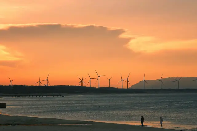 Khi mình tới bãi biển tại làng chài ở đây cũng là lúc chiều tàn, kết thúc bằng những tia sáng đẹp nhất. Người lớn thì đứng trên bờ biển thư giãn sau một ngày làm việc, trẻ con thì chạy thật nhanh nô đùa. Có cảm giác như mọi người ở đây thật hạnh phúc và an nhiên với cuộc sống của mình. #langchainhonly #nhonly #quynhon #canhdepthiennhien #canhdepvietnam #vietnam #fongrongchoi #foryou 