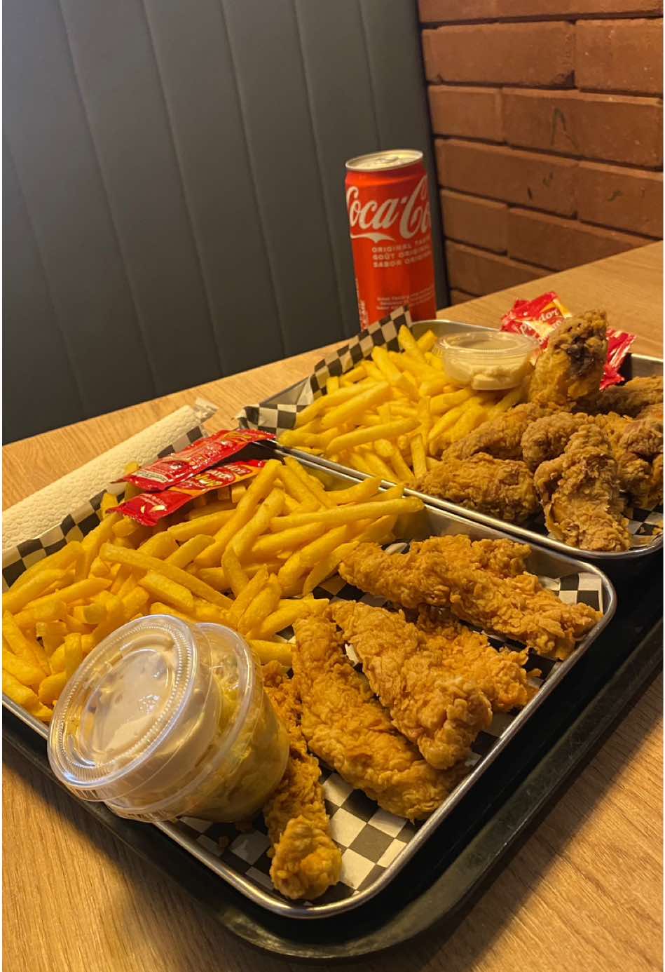 @Burger & Co 📍: Aci 2000 Bamako,ML, a côté du palais des sport Un restaurant spécialisé dans les burgers et winx                              . Ils ont également un café pour vos déjeuner.                                    . 🗓️7/7jrs                                               . ⏰: 07h-00.                                          . 🛵: livraison possible partout à Bamako.                                           . ☎️: +223 82 63 63 63  #bamakomali🇲🇱 #pourtoi #restaurant #viral_video #food 