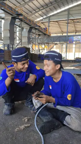 Helper tahun tinggi😂#tukanglasindonesia #welderindonesia🇮🇩 #kuliproyek👷🏼 #fyp #kulipabrik #masukberandafyp 