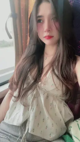 Em có thể tự đi rất xa, nhưng đã chọn dừng lại vì anh rất lâu ....