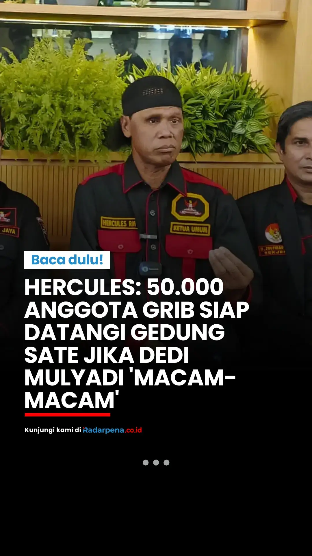 Ketua Umum GRIB Jaya, Hercules Rosario Marshal, mengancam akan menggeruduk Gedung Sate bersama puluhan ribu anggota ormas jika Gubernur Jawa Barat Dedi Mulyadi dinilai terus bersikap konfrontatif terhadap organisasi masyarakat. Pernyataan ini disampaikan Hercules dalam video di kanal YouTube Unlocked pada Rabu (30/4/2025). Ia menilai Dedi telah berubah sikap setelah menjadi gubernur, padahal sebelumnya didukung oleh banyak ormas, termasuk GRIB. “Jika mencari masalah, kami akan datang. Puluhan ribu personel siap ke Gedung Sate,” ancam Hercules. Ia mengungkapkan kekecewaan karena merasa tidak dihargai atas kontribusi ormas dalam proses politik Pilgub Jawa Barat. “Semua (ormas) dukung,” kata Hercules, menegaskan peran ormas dalam memenangkan Dedi. “KDM berlebihan. Jadi gubernur didukung oleh kami,” tambahnya dengan nada sinis. Meski bernada keras, Hercules juga memberikan saran agar Dedi merangkul ormas demi kepentingan masyarakat. “Seharusnya bilang: ‘Mari mendukung program-program saya sebagai gubernur, dukung saya’,” sindirnya. --- #Radarpena #Radarpenanews #Hercules #GRIB #GedungSate #DediMulyadi #Ormas #JawaBarat #BeritaTerkini