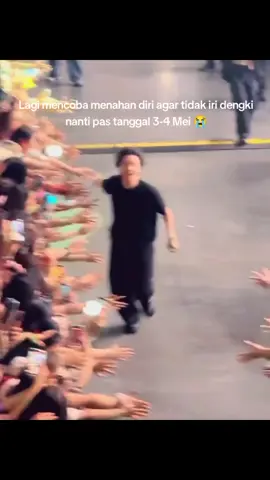 sudah di samperinpun belum bisa ketemu😭 apalah dayaku yang cuma modal kuota😭 @hobipower 💜 #jhope #jhope_bts #hopeonthestage #bts_official_bighit #btsarmy 