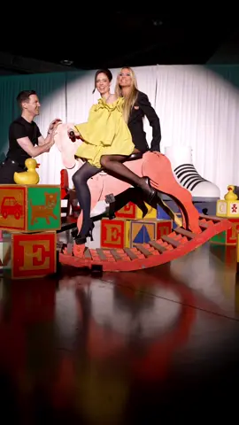 Ich liebe unser Set …und meine beiden Gäste auch 🥰🥰🎠
 Heute 20:15 @ProSieben 
 #GNTM2025 @Coco Rocha 💛 @Germanier 💖 #ad