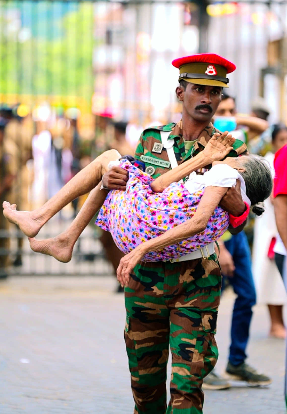 මේවගේ ආදර කථා කියක්නම් නැතිවෙන්න ඇත්ද රට බේරගන්න ගිහින් ❤️🥹🫡🫡 #creatorsearchinsights #chanakamadusanka #fyp #viral #tranding #foryoupage #kandy #සිරිදළදාවන්දනාව #foryou #sridaladamaligawa #srilanka #slarmy #amma #srilanka @Sri Dalada Maligawa 