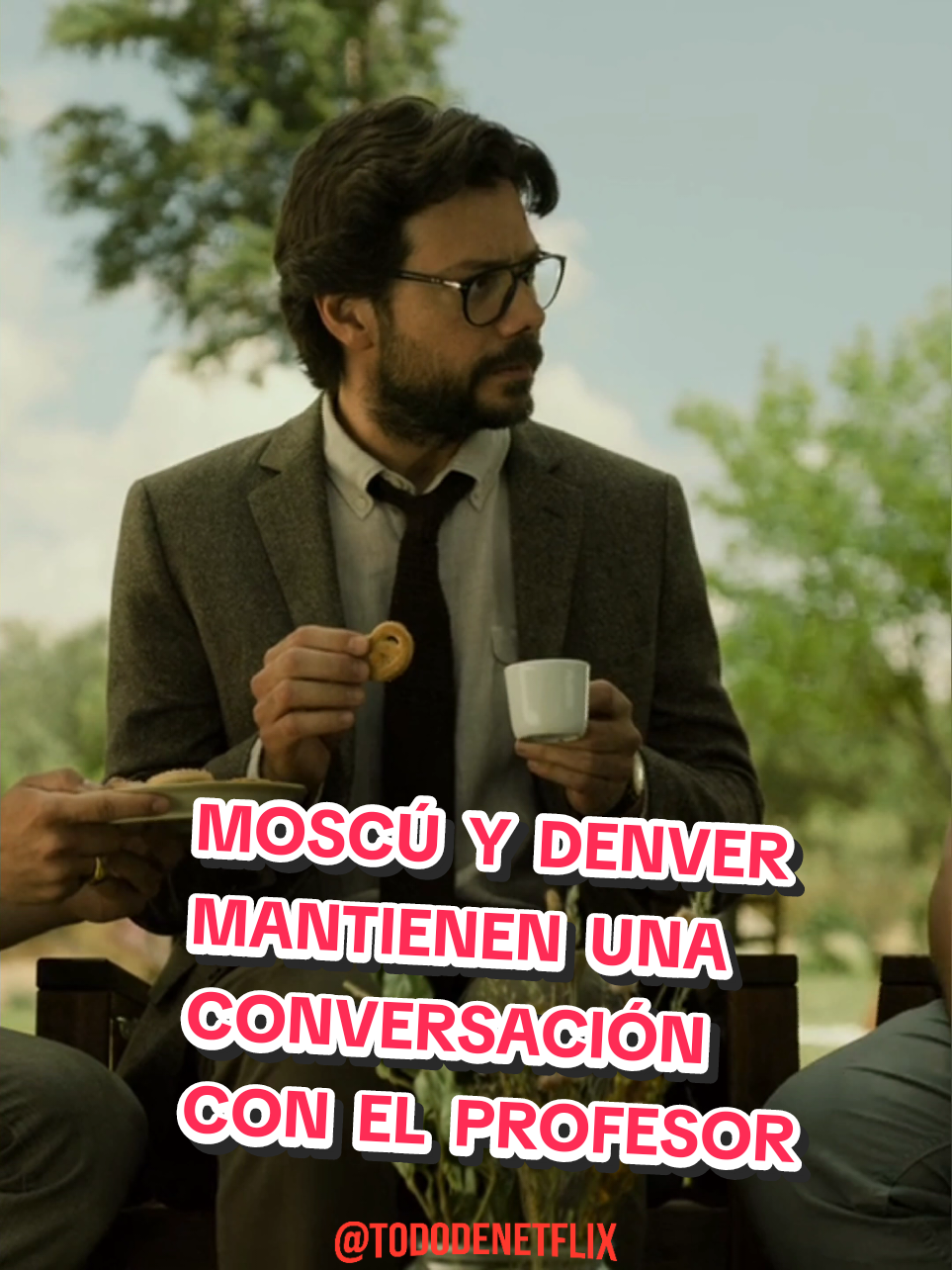 En las semanas previas al atraco a la Fábrica Nacional de Moneda y Timbre, la banda se encuentra en la finca de Toledo, Moscú y Denver mantienen una conversación con el Profesor que se les va de las manos. #LaCasaDePapel #Netflix #LCDP #TodoDeNetflix #Serie #parati #PillaTusPalomitasYDisfruta #🍿 #netflixseries #lcdp4 #JaimeLorente #AlvaroMorte #PacoTous #PedroAlonso #SeriesEnTikTok #tiktok #NetflixEspaña #España 