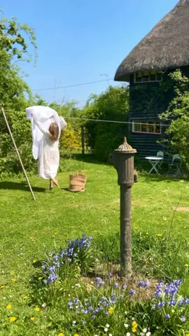 Hello May! No pressure at all but if you can just keep up the good work of April that would be most appreciated. Sunshine, blossom, greenery, birds singing, laundry drying in the warm breeze, reading in a deckchair under the dappled light of an apple tree, irrepressible grins as childhood joys are revisited on the old tree swing and walking barefoot on the warm grass. Just that kind of thing really. But no pressure at all… Happy month of May x #cottagegardenstyle #countrygarden #cottagecorestyle #washingline #treeswing 