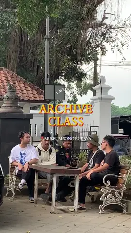 🔥 SERBU MUSEUM BUDOYO BARENG GENG ETNOMUSIKOLOGI! 🔥 OMG gaes! Hari ini kita literally nugas slay banget di Museum Sonobudoyo Yogyakarta ! Squad Etnomusikologi deep dive ke dunia pengarsipan yang ternyata nggak se-boring yang kita kira?? 🤯 Kita diajarin cara nyimpen artifact  kuno yang auto bikin kalian amazed! Arsip-arsip ini tuh literally time capsule yang bawa kita ke masa lalu, fr fr! ⏳ Nggak bohong, pengarsipan tuh sebenernya core banget buat preservasi budaya kita. Tanpa arsip yang proper, sejarah musik tradisional kita bisa menghilang, dan itu red flag parah! 🚩 Para curator museum spill the tea tentang teknik preservasi yang next level. Kita juga belajar digitalisasi arsip yang bikin konten-konten rare ini bisa diakses sama siapapun. That's so big brain energy! 🧠 Real talk, pengalaman hari ini bikin kita sadar kalo jadi anak Etnomusikologi tuh nggak cuma vibing sama musik tradisional, tapi juga jadi garda terdepan pelestarian budaya! No cap! 💯 Swipe untuk liat momen kita jadi main character di kelas pengarsipan hari ini! Yang nggak ikut auto FOMO deh! 👀 #EtnoGangArchive #MuseumBudoyoCheck #ArsipGoals #MainCharacterThings #PengarsipanEra #BudayaKitaBudayaKu