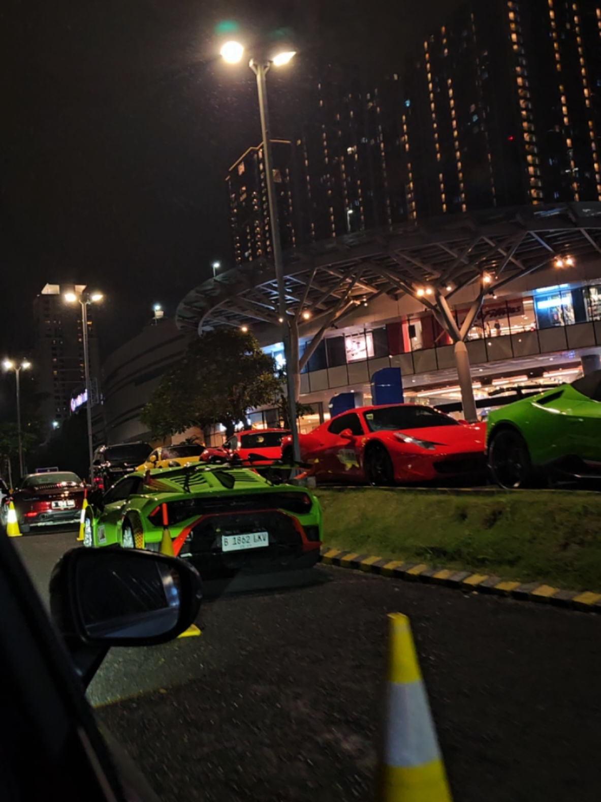 night spotted #spotted #carspotting #sportcar #supercar #porsche #audi #ferrari #lamborghini #mclaren #surabaya #night 