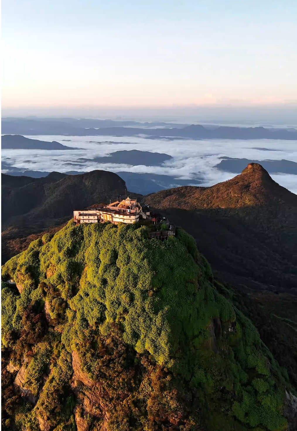 බෑනත් එක්ක සමනොලගිර.. ⛰️🇱🇰 . . . ඉරසේවය අතරතුර වලාකුළු වලටත් උඩින් රත්කන්ද, බෑනසමනොල හා අඩවියේ කදු මෙහෙම දකින්න ලැබීමත් එක්තරා වාසනාවක්.. ☺️🍀 Witnessed a magical sunrise above the clouds at Adam’s Peak (Sri Padaya) - with Bana Samanola glowing in the golden light..  A rare moment where the mountains touch the sky..