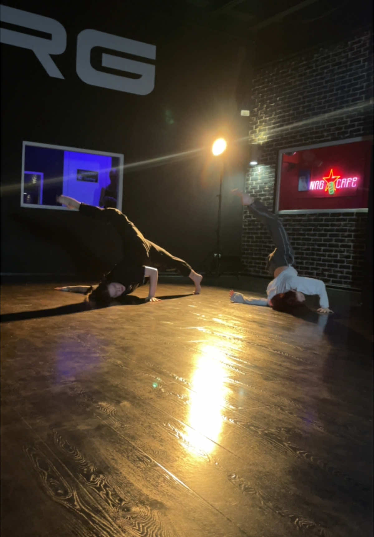 Танцуем тут с Полькой💋 Choreography by: Polina Mironovskaya #контемпорари #контемпораридэнс #contemp #contemporarydancer #contemporaryartist #dance #контемп #современныйтанец #contemporarydance #contemporary #dancer #contemporaryart #дуэт 