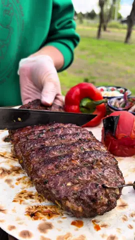 Коронное блюдо на Любые ПРАЗДНИКИ  МЯСНОЙ ТОРТ С СЫРНОЙ НАЧИНКОЙ Фарш куриный 500 г Фарш говяжий 500г Перец острый 1 шт Перец болгарский 1 шт Лук красный 1 шт Лук белый 1 шт Паприка  Зелень  Соль Перец Кориандр молотый Сулугуни 150г  Подаем теплый с овощами, хлебом и любимыми напитками  Всем приятного питания