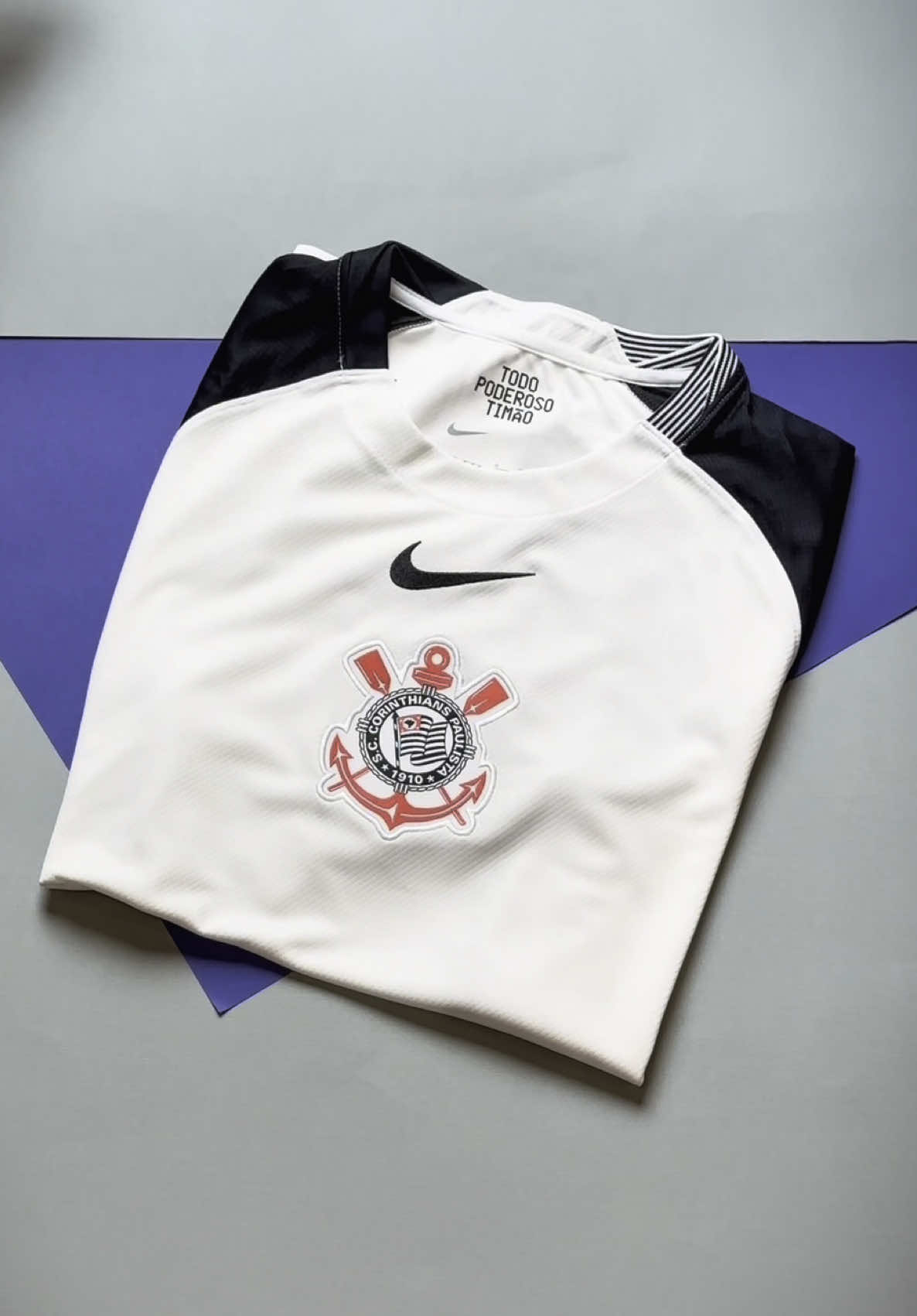 A nova camisa do @Corinthians já está disponível por aqui! 🖤🤍 É hora de vestir essa história, que remete ao primeiro Mundial da FIFA, conquistado na raça, com a torcida unida levantando a taça 😎 Não perca tempo, e garanta logo a sua 🔥 #corinthians #fyp #nike #futebol #futebolbrasileiro 