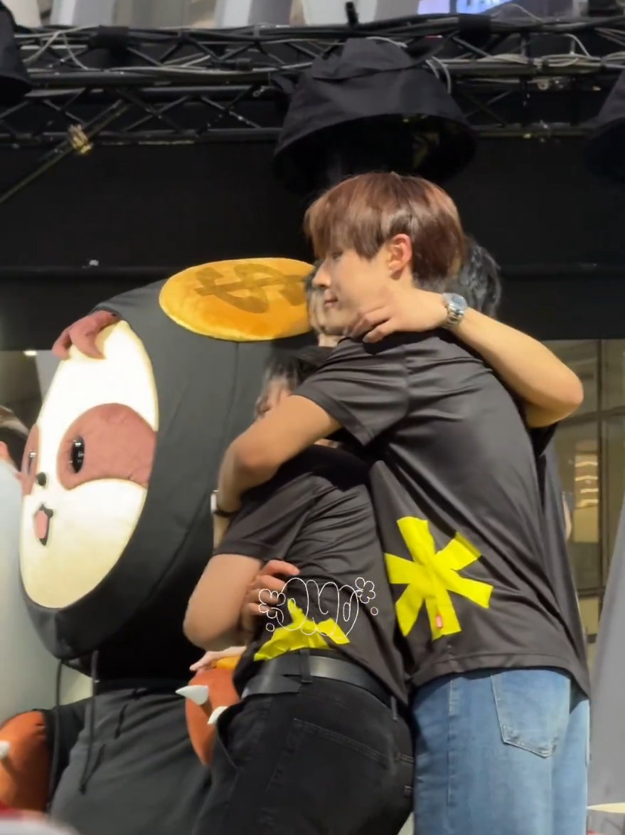 Sangat erat 🥰  #NutWilliam 🥜🎸🫂💘 #nnutdan #williamjkp #SFxNutWilliam  @nnutdan @Zloty 