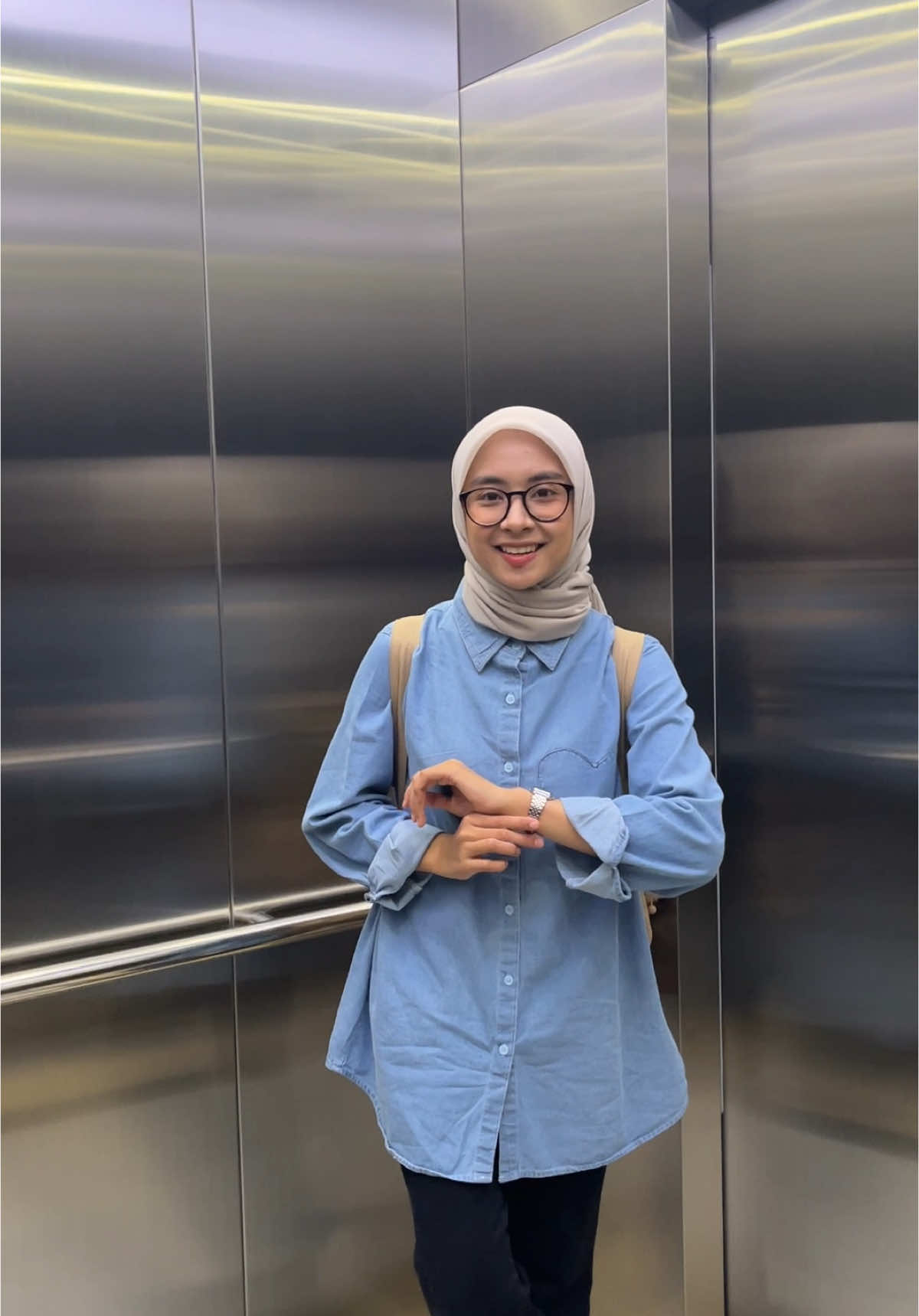 kemejanya bagus banget, simpel super cakep dan luv banget🥰🫶🏻 dari @9teenclothes 