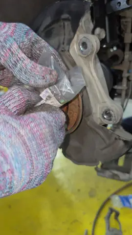 wheel stud installation trick  #automotive #mechanic #usa🇺🇸 