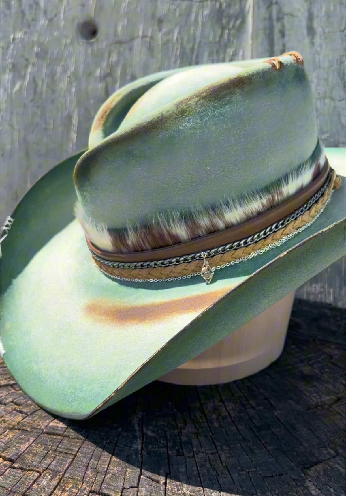“Emerald Edge” Loved working on this custom piece! Rose petal pinch, emerald tips, and Level 3 distress to give it that worn-in edge. Client sent in their own leather, hair-on-hide, and that badass Harley pendant to make it extra personal.   . . . #hatter #hatmaker #customhat #creativeprocess #process #handmade #postmalone #morganwallen #countrymusic #newmusic #millinery #milliner #hat #western #westernfashion #westernstyle #cowboy #cowgirl #creativeprocess #nashville #nashvilletn #teennessee 