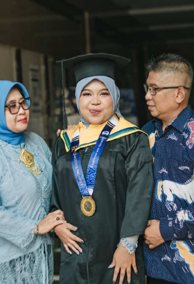 tengil dikit edisi wisuda 🤏🏻 