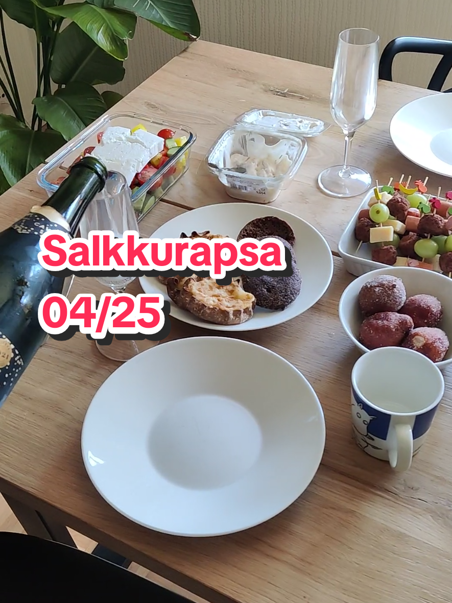Yritän päästää irti ajoittamisesta, mut kyllä se ostonappi vaan kutsui maalis-huhtikuussa ihan eri tavalla ku viime syksyn nousussa 😬 Hyödynsin myös nordnetin synttäritarjousta salkun siivoukseen 🧹 #sijoitustiktok #rahastot #velkavipu 