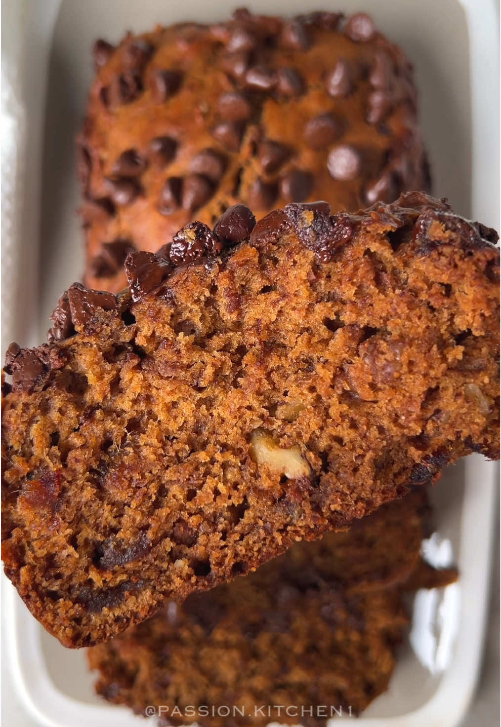 الذ كيكة تمر وبدون سكر 🥮 Healthy Dates Cake  @passion.kitchen1 المقادير والطريقة: ١ و ١/٢ كوب تمر بدون نواة ١/٢ كوب شاي ١ كوب حليب سايل  ١/٢ كوب زبدة فول سوداني  ١ ملعقة صغيرة قرفة  ٢ بيض ١ كوب دقيق ١ ملعقة صغيرة بيكنج باودر  ١/٢ ملعقة صغيرة بيكينج صودا  ١/٤ ملعقة صغيرة ملح  ١/٢ كوب عين الجمل او جوز مجروش( اختياري) شوكلت شيبز او حبيبات الشوكلاتة (للتزيين ) . يسخن الفرن على حرارة ٣٦٠ فهرنهايت او ١٨٠ درجة في قدر نضع التمر والشاي ونتركه على النار حتى يذوب التمر ثم يضاف الحليب ثم زبدة الفول السوداني ثم القرفة ثم يترك جانباً حتى يبرد تمام  يضاف البيض ثم الدقيق والبيكنج باودر والبيكنق صودا والملح ثم يضاف الجوز ويوضع في القالب ويزين بالشوكلاته ويدخل الفرن لمدة ٣٠-٤٠ دقيقة  يترك حتى حتى يبرد ثم يقطع ويقدم وبالعافية.. #الشعب_الصيني_ماله_حل😂😂 #غداء #عشاء #fyp #اكل_صحي #وصفات_سهله #وصفاتي #وصفات_طبخ #جوع_اخر_الليل #اكسبلور #حلى #كيكة #كيكه #حلى_سريع #حلى_سهل #حلى_صحي #كيكة_التمر #كيكه_سهله_وسريعه #كيكه_التمر 