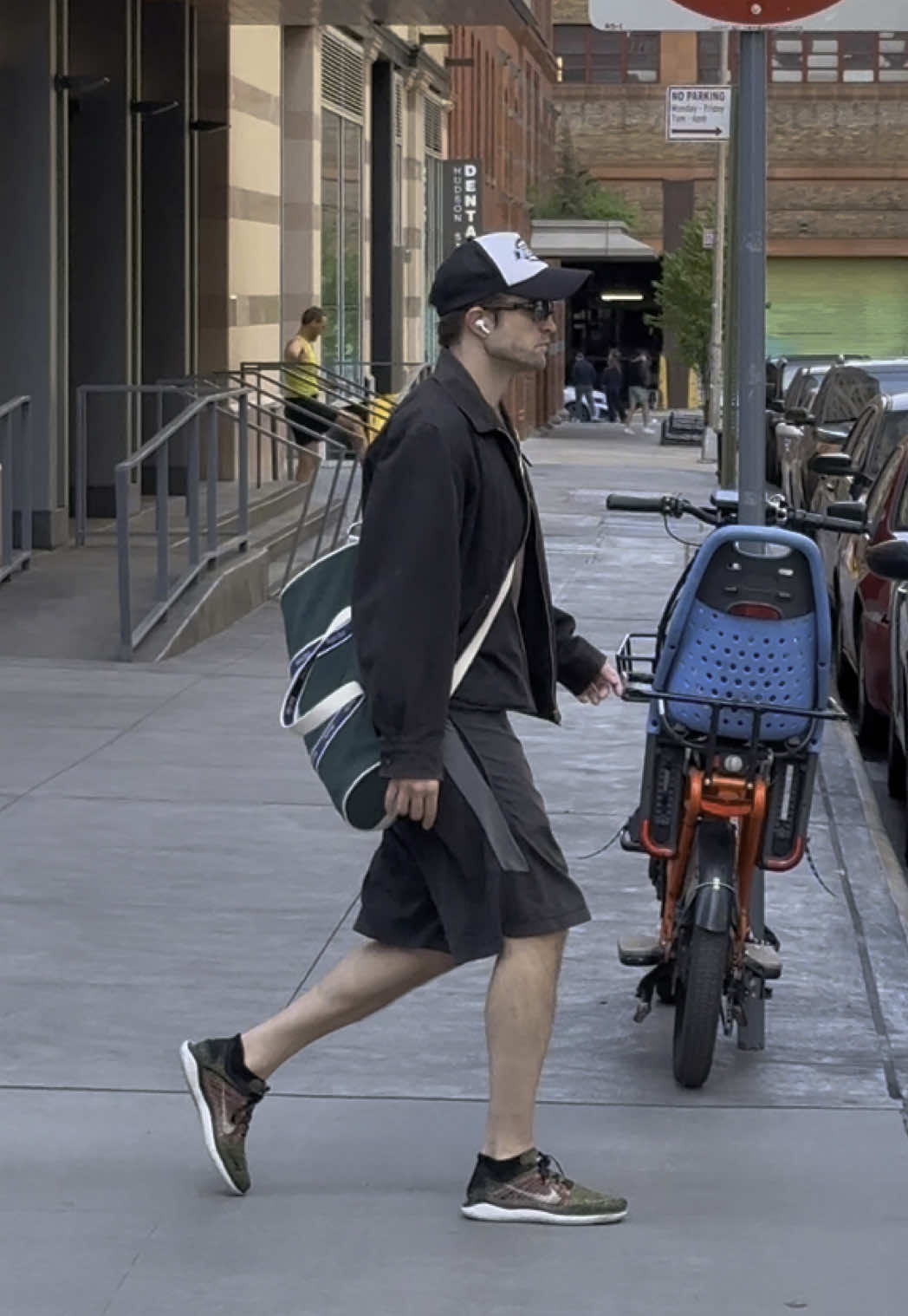 #robertpattinson is walking this morning in New York #fyp 