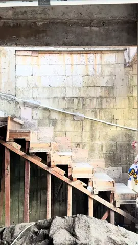 Hidup itu berprogress dan berproses. Hari ini kami sedang berkunjung melihat progress salah satu mimpi kami terutama istriku yang dari dulu ingin punya Villa di Bali. Alhamdulillah progresnya lancar meskipun sempet ada kendala sedikit karna musim hujan di akhir tahun lalu sehingga ada kemunduran dari timeline yang sudah direncanakan. Namun mudah-mudahan tahun ini 2 Villa sudah jadi dan siap untuk dihuni. Senang sekali rasanya melihatnya tersenyum bahagia dengan proses pembangunan meskipun belum selesai. 😊 . . . Buat yg nanya “lah kenapa ga dijakarta aja?” Lah suka-suka akulah! Duet duet aku, mo bayar rupanya kelen?? Tros kalau aku mau bawa keluarga aku tinggal di Bali kenapa?? 😠 kmk . Nah ini kelen buat narasi “Rumah lesti diBali” terserahlah.. ini sebelumnya kelen karang2 Lesti punya Rumah Di Medan 🤦🏻. Jelas2 aku yg orang Medan dan punya rumah di Medan meskipun sederhana. 