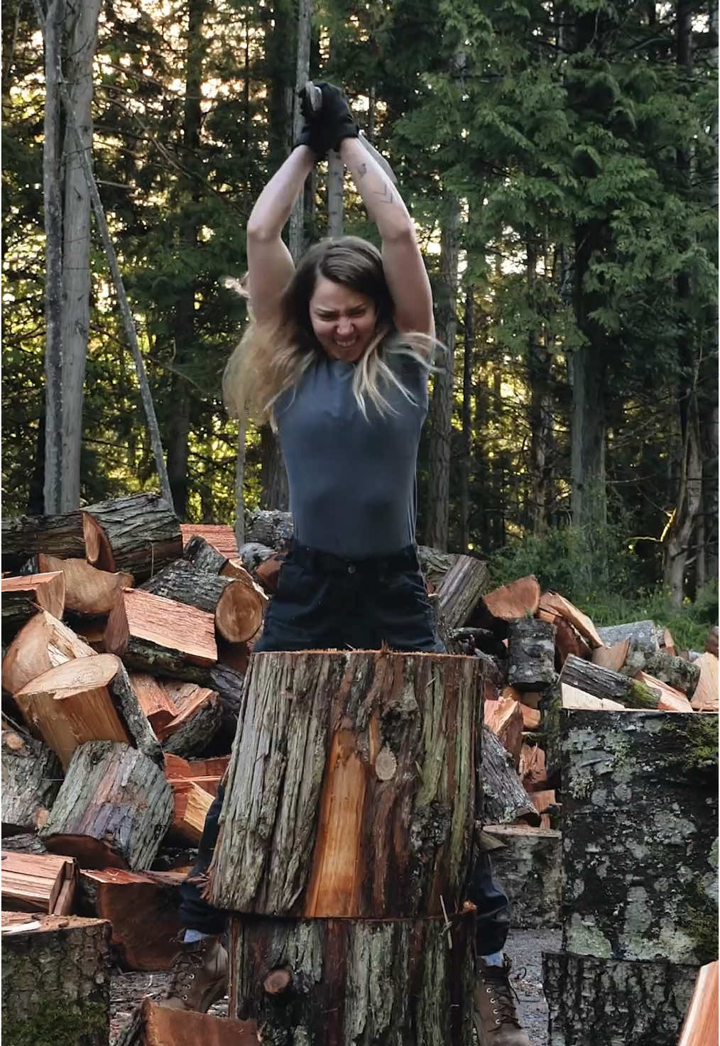 No axe. just a big sword @Viking Wood Splitter Inc. 🇨🇦 