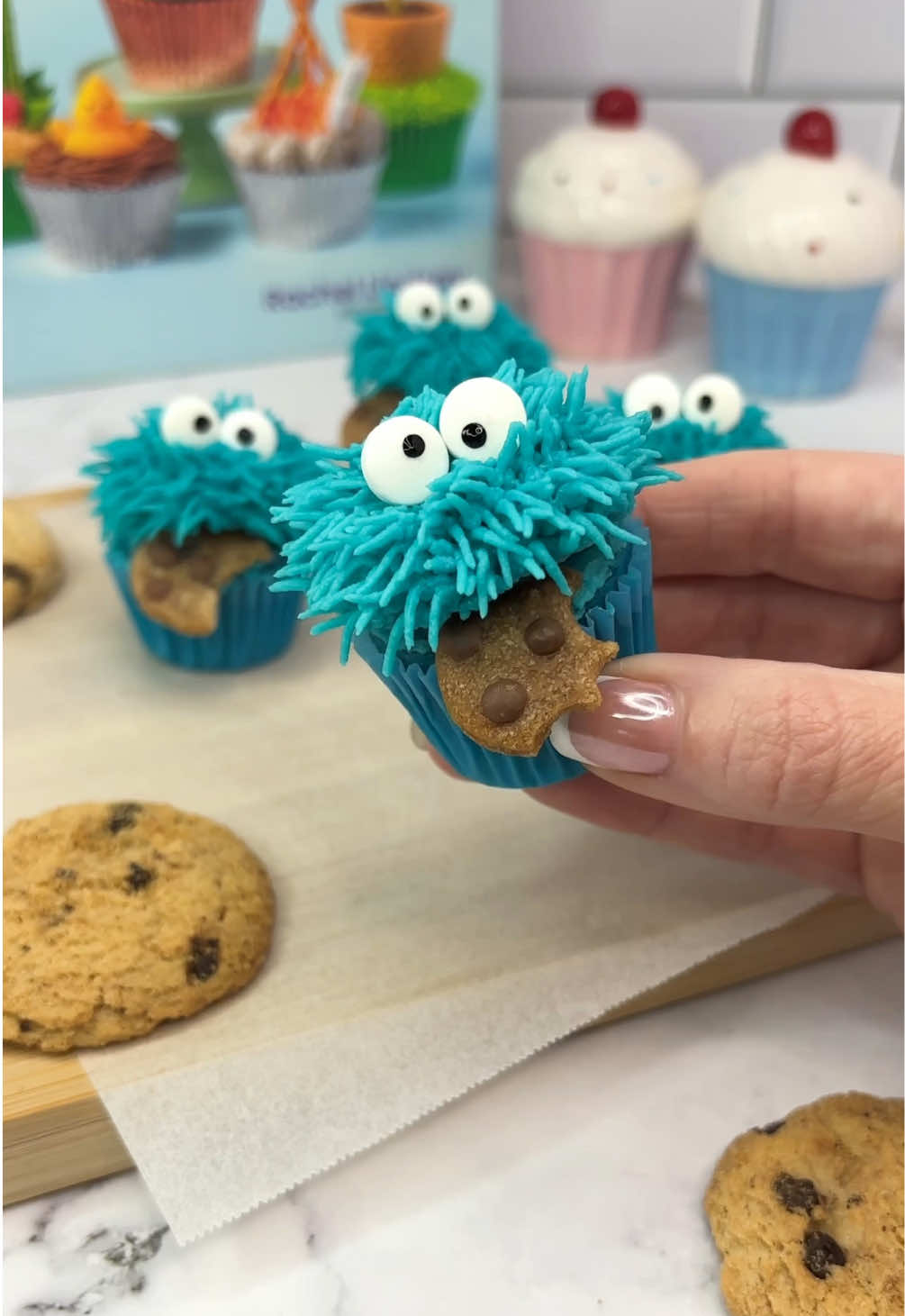 Mini Cookie Monsters 🍪💙 How cute is this mini version of my cupcake sandwiches 🍪🧁💙 l used piping tip 233 for the fur and candy eyes 👀  #cupcake #cakedesign #cookiemonster #cakedecorating #cakedbyrach #pipingskills #edibleart #cupcakesforanyoccasion 