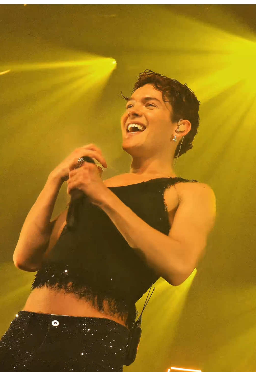 In the sunrise in Amsterdam. His smile is so healing😭😭😭 #omarrudberg #inthesunrise #tour #everynightfantasytour #concert #popmusic #popsong #melkweg #melkwegamsterdam #everynightfantasy 
