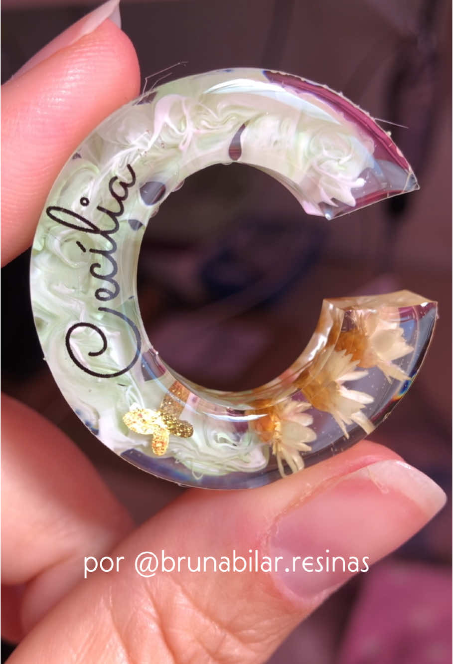 Produção ✨ Esse é um dos efeitos que a resina nos proporciona produzir. Olha a beleza dessa letra 💚 #resina #resi #resin #resinart #res #artesanato #feitoamao #producao #vaiprofy #vai #fypviral #fy #chaveiroresina #resinaepoxi 