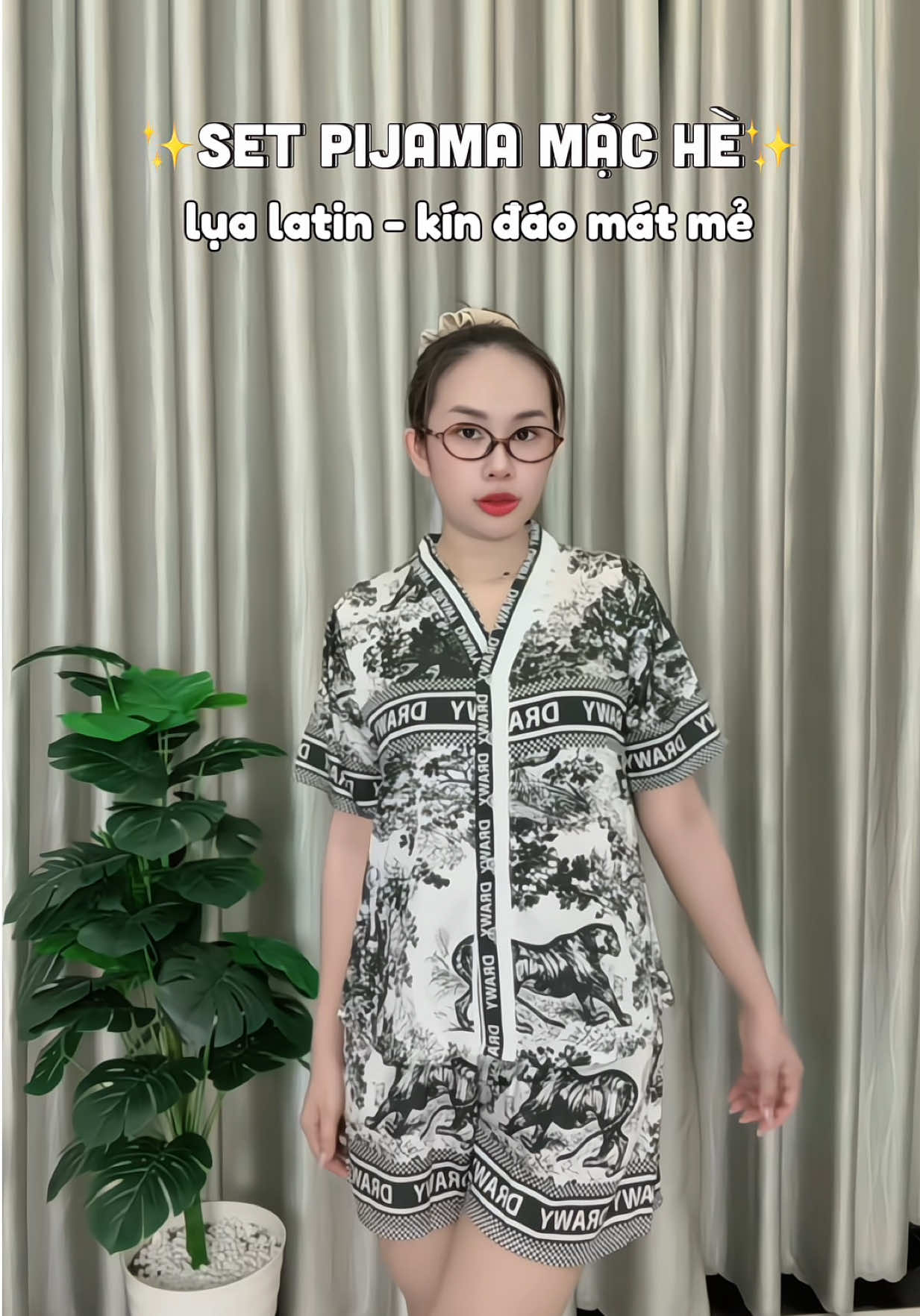 Bộ này mặc nhà, mặc ngủ thoải mái lắm mấy chị ơi. Chất lụa latin cao cấp nên mặc hè siêu mát. Bộ có nhiều hoạ tiết và 2 size nhen! #linhhriviu #setpijama #dobomacnha #doboxinh #pijamalualatin #dobolualatin #thoitrang #foryou #videotrending #fyp 