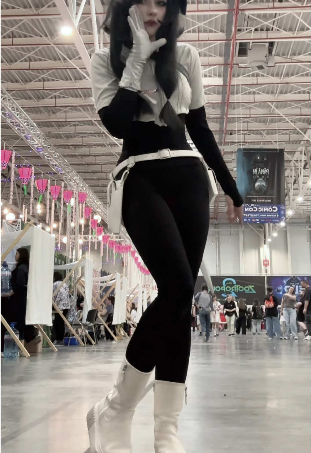 ignorw my missing glove i forgot to put it then… #t#tessat#tessacosplaym#mdm#murderdronescosplaym#murderdronea#astronauta#astronauttessam#mdtessac#cosplayf#fypd#danceeecc 