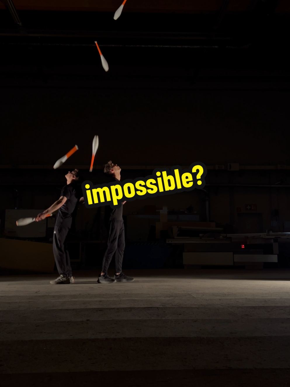 WORLDS FIRST?  handing over the clubs behind the back AND standing back to back was so difficult!! . . #juggling #record #team #challenge #circus #circo #cirque #malabares #jonglage #sport #sports #sportstiktok #artist #peopleareawesome #fyp 