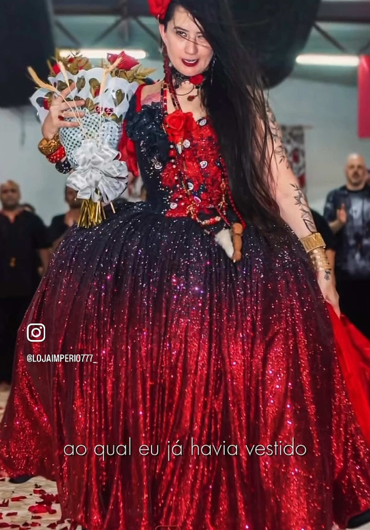 Ela fez sucesso com dona 7 saias, e por isso resolvemos trazer pra vocês!!! ✨ É de um requinte inconfundível! Muita beleza, luxo, paixão e respeito pelo trabalho que fazemos! Uma joia dessas você só encontra aqui! Além de exclusiva, fazemos sob medida pra ficar PERFEITO pra você!!  Entre em contato, e vista sua ancestralidade honrando a tradição! Vem de império 🔱❤️ 📦Entregamos para todo Brasil