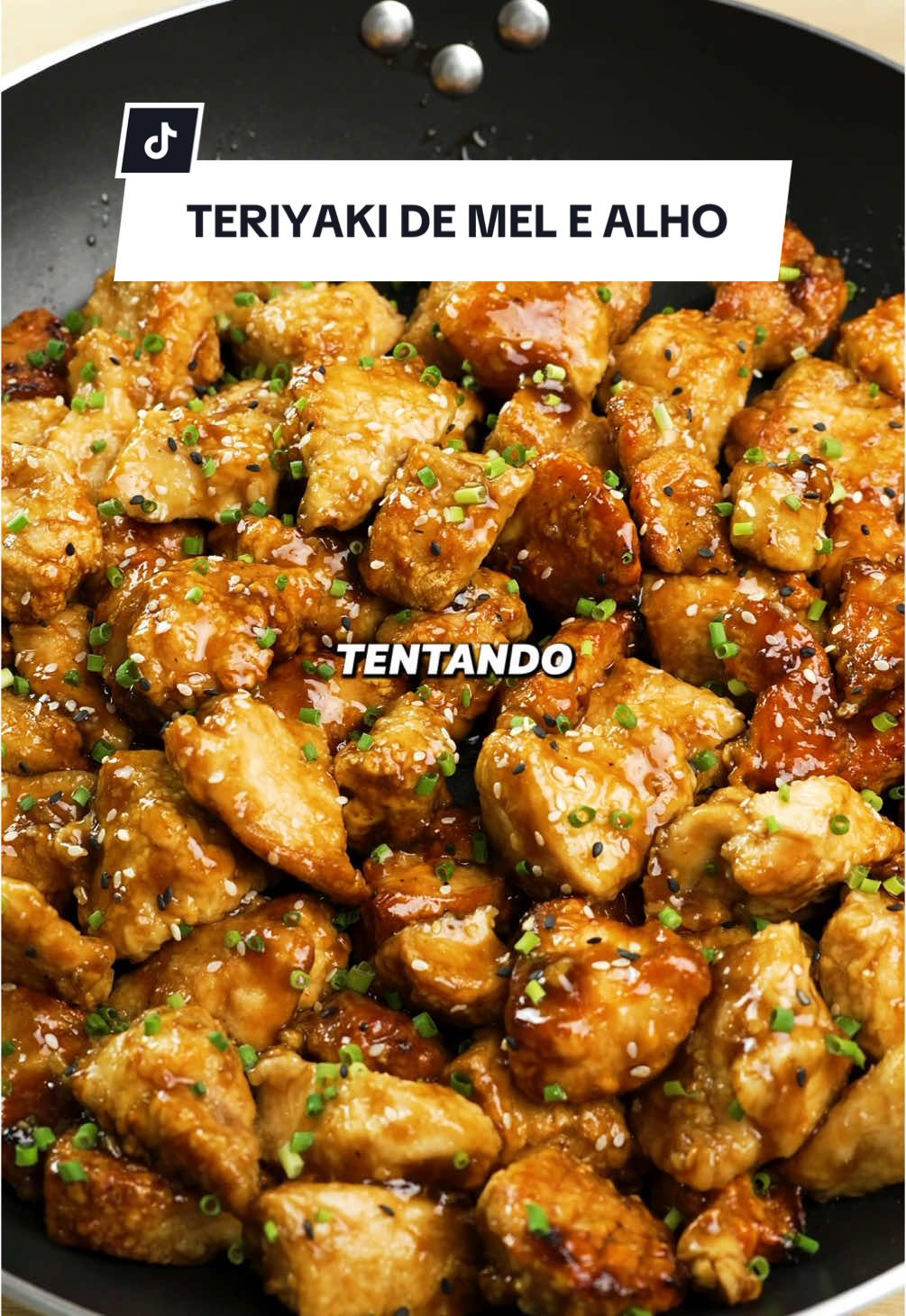 Nuggets Teriyaki com Mel e Alho FRANGO 1200g peito de frango sem pele em cubos 1 colher de chá (4g) sal marinho moído OU a gosto 1 colher de chá (2g) alho em pó (opcional) 1 colher de chá (2g) cebola em pó (opcional) 1 claras de 1 ovo (40g) 2/3 xícara (80g) amido de milho 4s (4g) óleo de abacate spray GLAZE 2 dentes (8g) de alho ralado 4 colheres de sopa (60g) mel 1/2 xícara (120g) shoyu 2/3 xícara (160g) água 1 colher de chá (5g) amido de milho 1 colher de sopa (15g) vinagre branco 1/4 xícara (12g) cebolinha picada Pitada de sementes de gergelim torrado ARROZ 520g arroz japonês OU branco cru 2 +1/4 xícara (540ml) água (se usar o arroz japonês) Sal a gosto ARROZ 1. Lave 3x (opcional) e cozinhe o arroz japonês com a quantidade de água indicada ou arroz branco regular com o seu método de escolha. FRANGO 1. Em um pote, tempere o frango com alho em pó, cebola em pó e sal. Use menos sal se usar o refinado, o molho do frango vai ter shoyu então é melhor errar para menos e ajustar o sal depois. Adicione a clara de ovo e misture. Em outro pote com tampa, adicione o amido de milho e o frango. Tampe o pote e sacuda para empanar o frango. 2. Adicione na airfryer com óleo spray em cima e cozinhe a 200°C por 8-12 minutos. Se for no forno, asse a 220°C por 16 minutos, ou até o frango cozinhar completamente e dourar. 3. Enquanto isso, misture o mel, shoyu, vinagre, alho ralado e amido de milho misturado na água em uma frigideira. Aqueça em fogo baixo, mexendo até obter um glaze homogêneo. 4. Misture o frango empanado com o glaze ainda quente. Finalize com a cebolinha picada, sementes de gergelim torrado e sirva com o arroz. Toda a receita (8 porções) Calorias: 4014 Proteínas: 318.8 g Carboidratos: 566.4 g Fibras: 2.6 g Gorduras: 38.5 g 1 porção Calorias: 502 Proteínas: 39.8 g Carboidratos: 70.8 g Fibras: 0.3 g Gorduras: 4.8 g #receitasfit #receitas #Fitness 