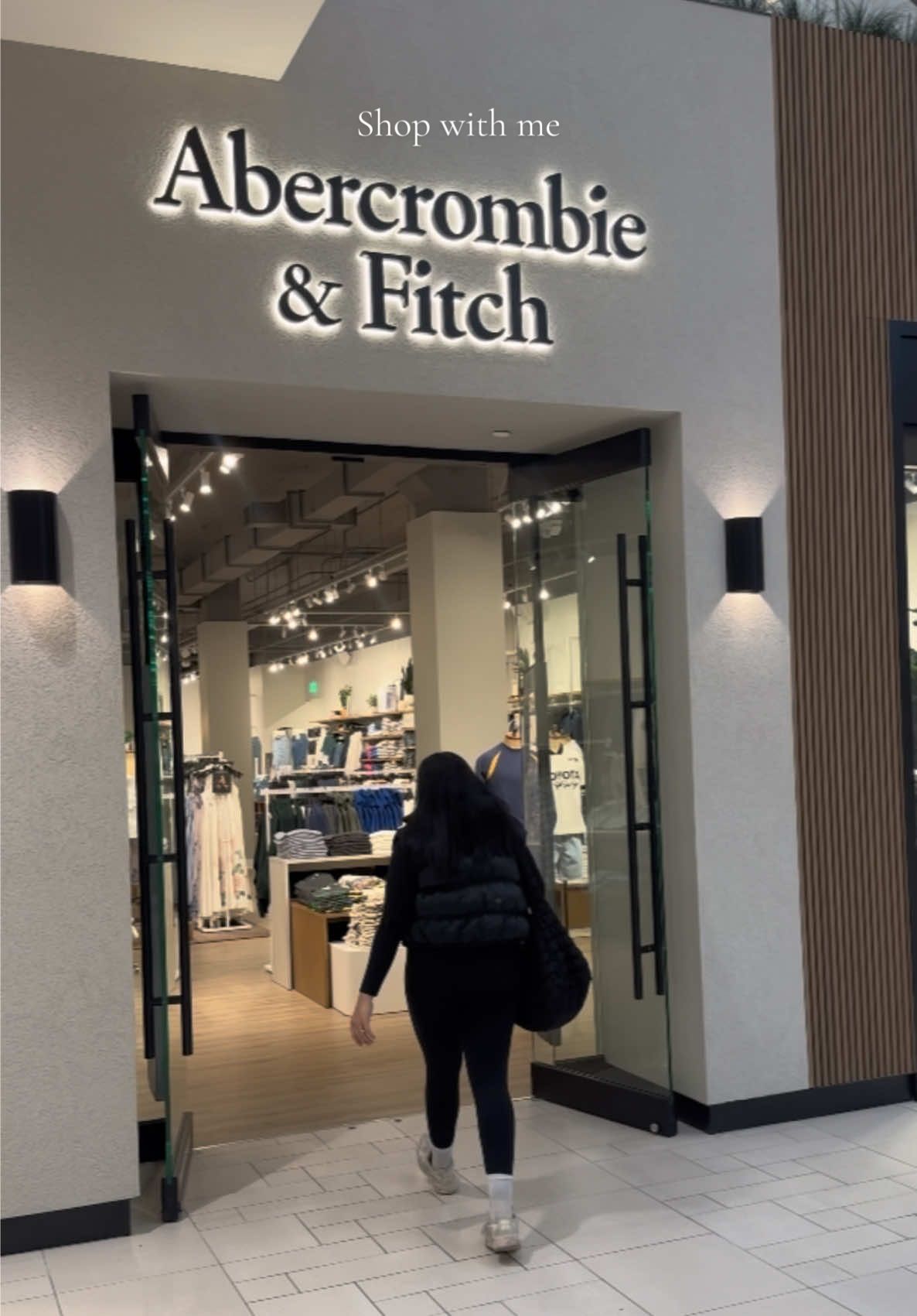 Rediscover @shopsouthdalecenter with me! 🛍️✨🩷 • • Southdale has been opening so many new stores and have so many other new stores coming soon! They are the one stop shop for all things from family finds to luxury finds they have it all! Stop by southdale now for a fun shopping trip! 🩷 #Sponsored #simonmalls 