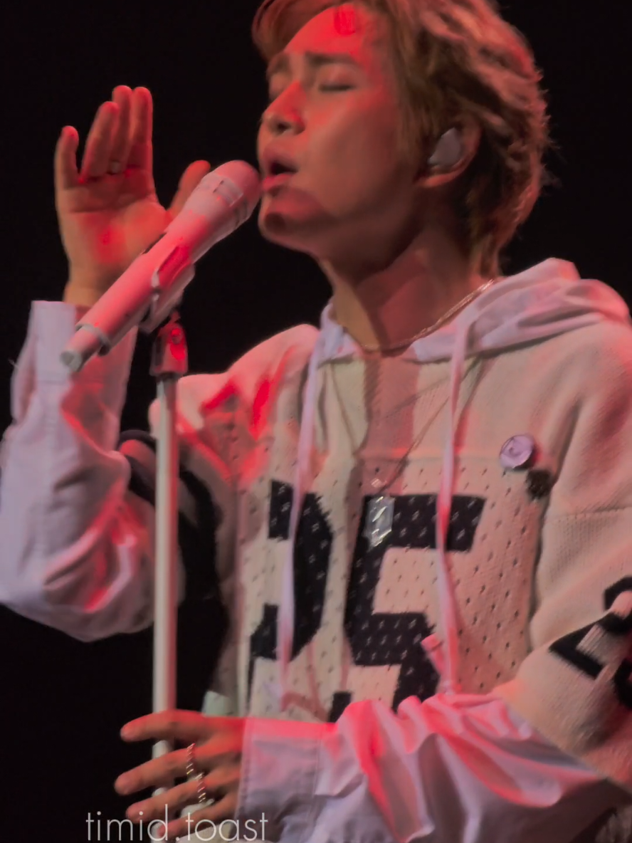 I was shaking so much. ONEW The Live: Connection in Chicago! 250430 🩷✨️ #onew #leejinki #onewtheliveconnection  #onewtour #onewchicago #shinee #onewcircle @ONEW  #onewshinee #이진기 #250430 