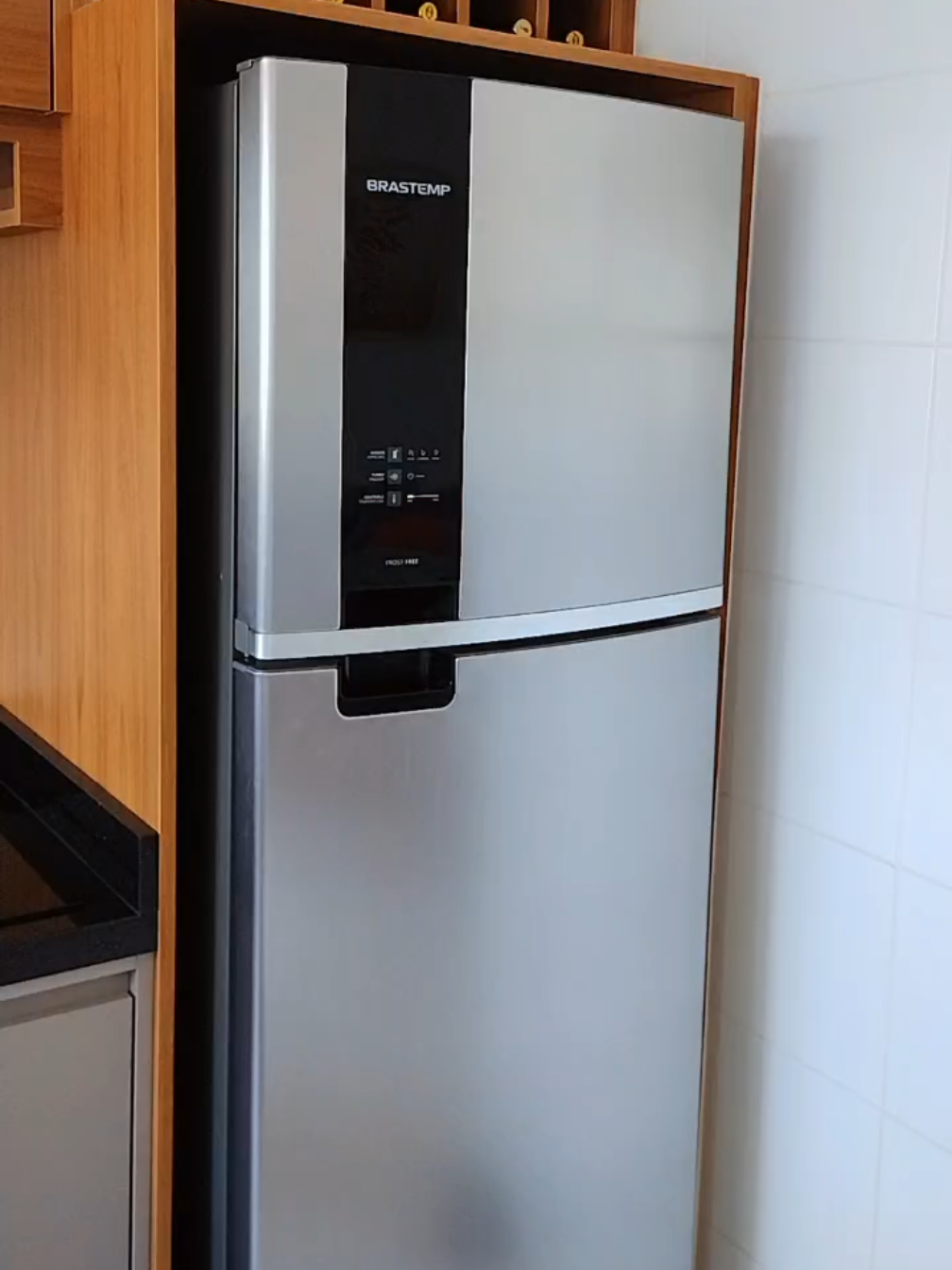 Respondendo a @rafamaria.lima  para quem tá mobiliando o seu primeiro apartamento essa dica é valiosa essa geladeira da Brastemp de r$ 375 l na modelagem slim fit é super clean ela é toda em inox e ela tem um espaço que se adapta e ela é o modelo BRM45JK super recomendo essa geladeira da Brastemp