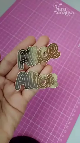 Você sabia que dá pra ter o efeito de acrílico usando apenas papel lamicote? Esse é o famoso falso acrílico — lindo, prático e muito mais acessível! Perfeito pra deixar seus personalizados ainda mais profissionais. Assiste até o final e salva essa dica que vai transformar seus projetos! #falsoacrílico #papelariamoderna #papelariapersonalizada #silhouettebrasil #papelariadefestas #diyfestas #feitoàmão #stationerylove #feitoacomamor #emalta #reelsbrasil
