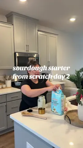 Daisy is doing her thaang🤸🏼‍♂️🕺 #sourdough #sourdoughstarter #sourdougbread #baking #bakingfromscratch #discardbaking #mamalatina #bakingathome #bakingislife #slowliving #momsofig #sourdoughtok #sourdoughforbeginners  Sourdough starter 