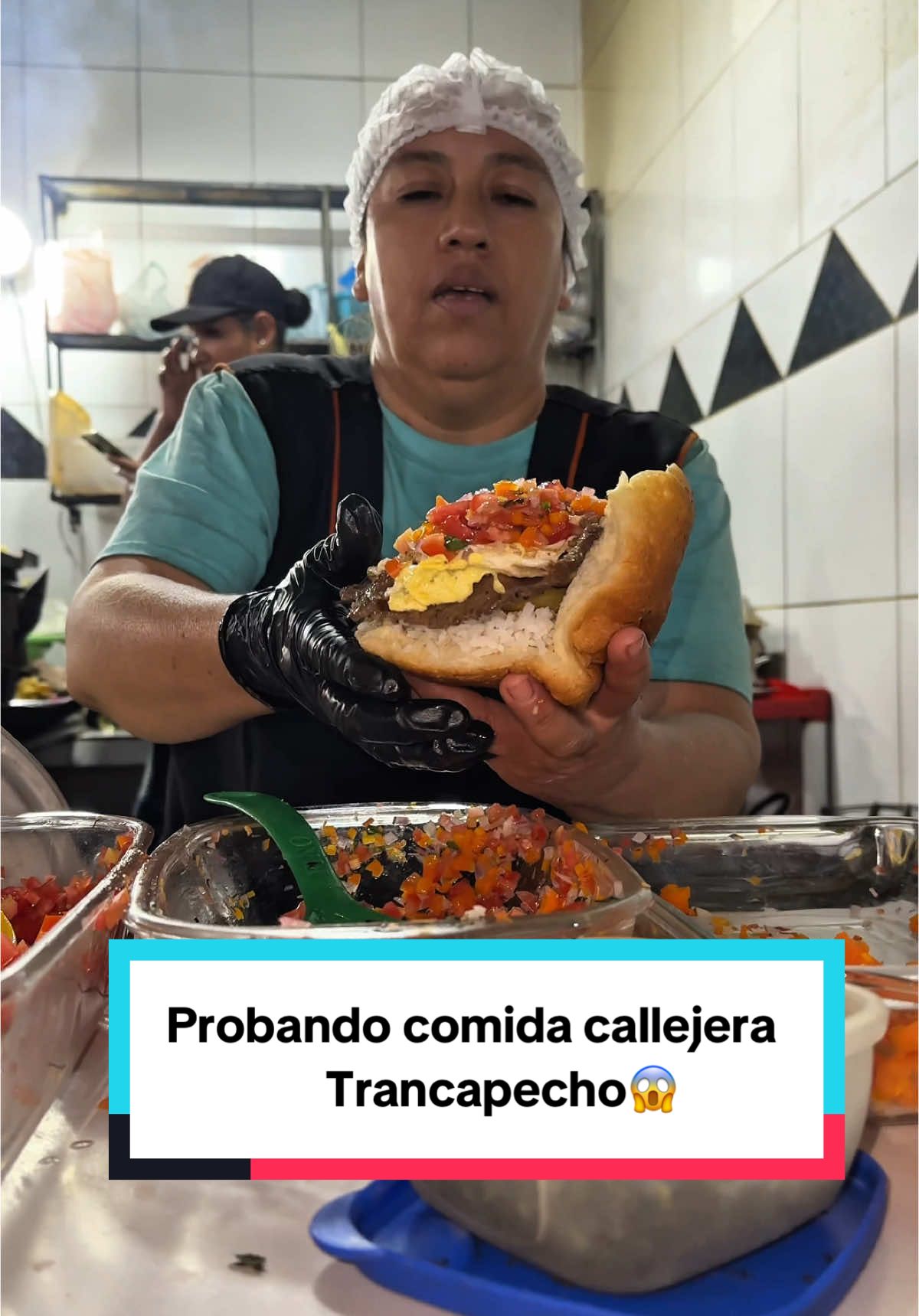Probando el famosisimo trancapecho de Cochabamba bolivia o llamado bocadillo de silpancho😎 #cochabamba #silpancho #bolivia #comidacallejera #españabolivia🇧🇴🇪🇦 #españolesporelmundo 