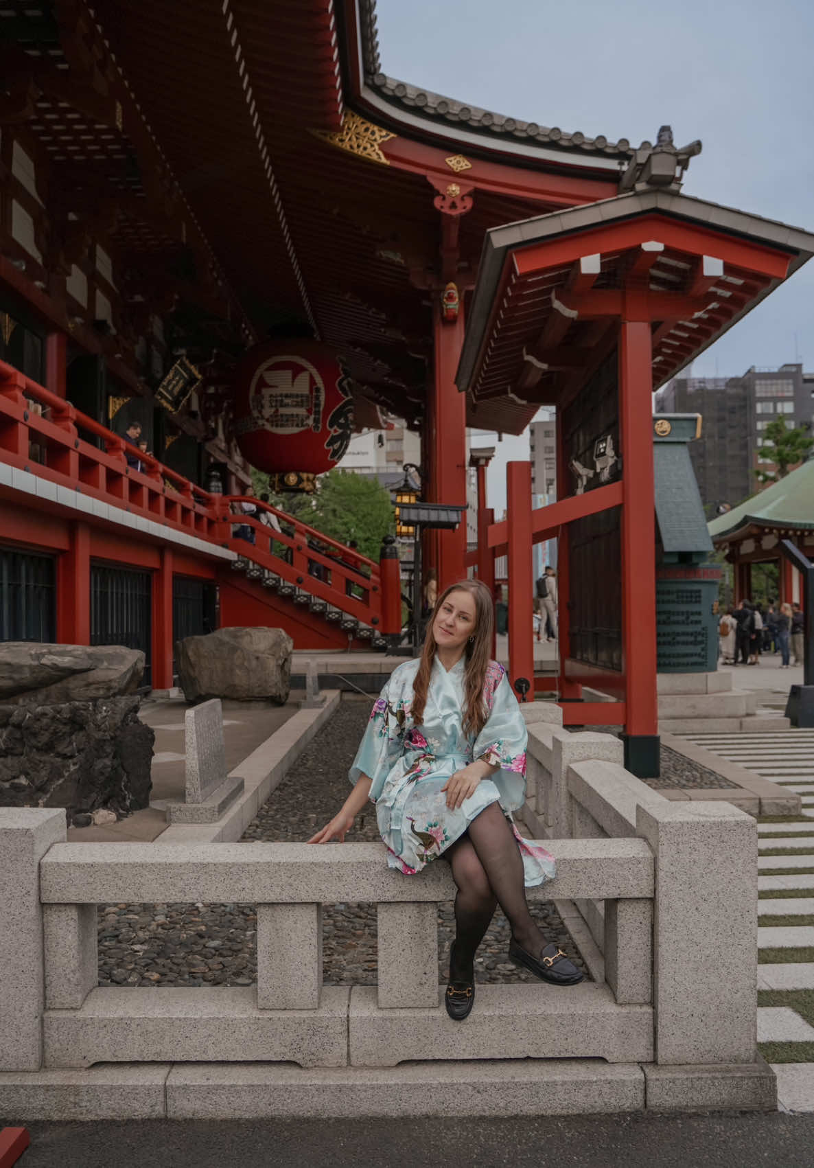 Asakusa ist einer der magischsten Orte in Tokio – aber wusstest du, dass viele Besucher wichtige Regeln nicht kennen? Hier sind 3 Dinge, die du beim Besuch unbedingt beachten solltest: 1. Reinige dich am Becken – erst linke, dann rechte Hand, dann Mund (nicht aus der Kelle trinken!) 2. Geh nicht mittig durchs Tor – das ist der Weg der Götter 3. Richtig beten: Münze – 2x verbeugen – 2x klatschen – Wunsch – 1x verbeugen #Asakusa #Tokio #JapanReise #japan #tokyo #reise #reiseblogger 