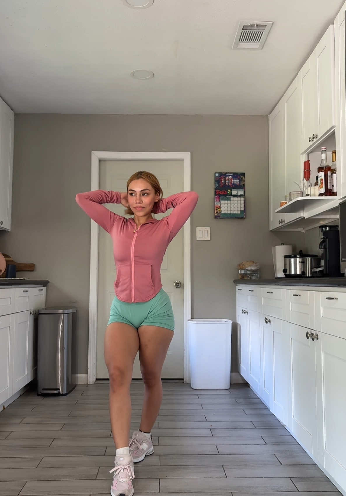 color combo🧚🏼 #goviral #gymwear #gymoutfits #gymideas #legday #nvgtn #springcolors #hotgirlsummer🧚🏽‍♂️ #summerworkouts #reggaeton #latina #trendyyy #trendygymclothes #fypシ #fypage #latina 