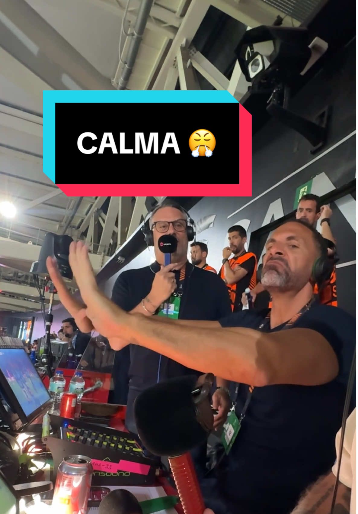 “CALMA” 😤 Rio’s reaction to that Bruno Fernandes penalty in Bilbao 😂🍿 #manunited #manutd #rioferdinand 