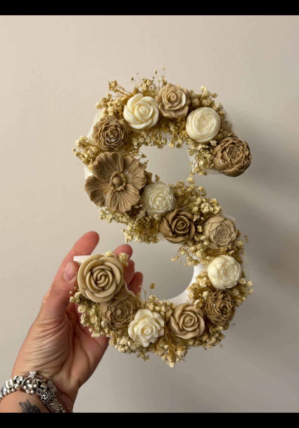 Una mega novità di Vanity Candles 🕯️ Ogni giorno studio, provo e cerco idee nuove per evolvermi sempre di più nell’ambito delle candele ✨ Vi presento lei la LETTERA BOUQUET 💐  Ideale per idee regalo, matrimoni, decorare le vostre stanze…  Personalizzabile nel colore che preferisci 🌈 Vietato il copyright grazie ⛔️😘 #candles #lettere #fiorineifiori #fioribelli #bouquet #ceradisoia #ceradisoiaecologica #flowers #candlelover #candlesandcandles #candlesoftiktok 