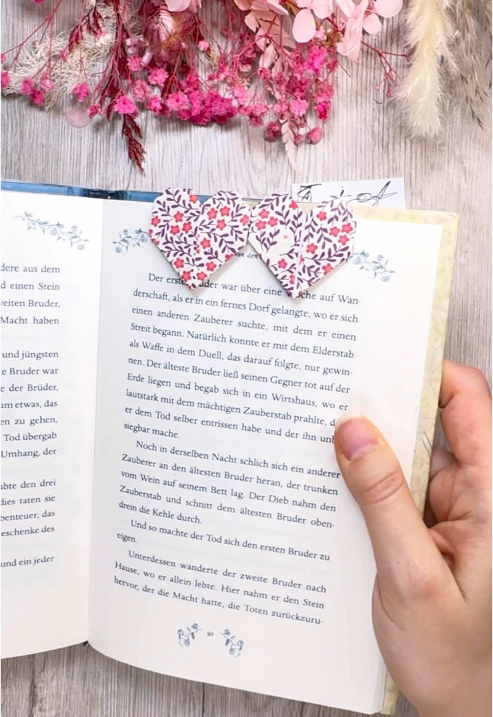 💗 I saw this cute origami bookmark on Pinterest and just had to share it with you! I can also see it on a pretty bookmark birthday card 😊 What do you think? #DIY #simpleorigami #origami #origamitutorial 