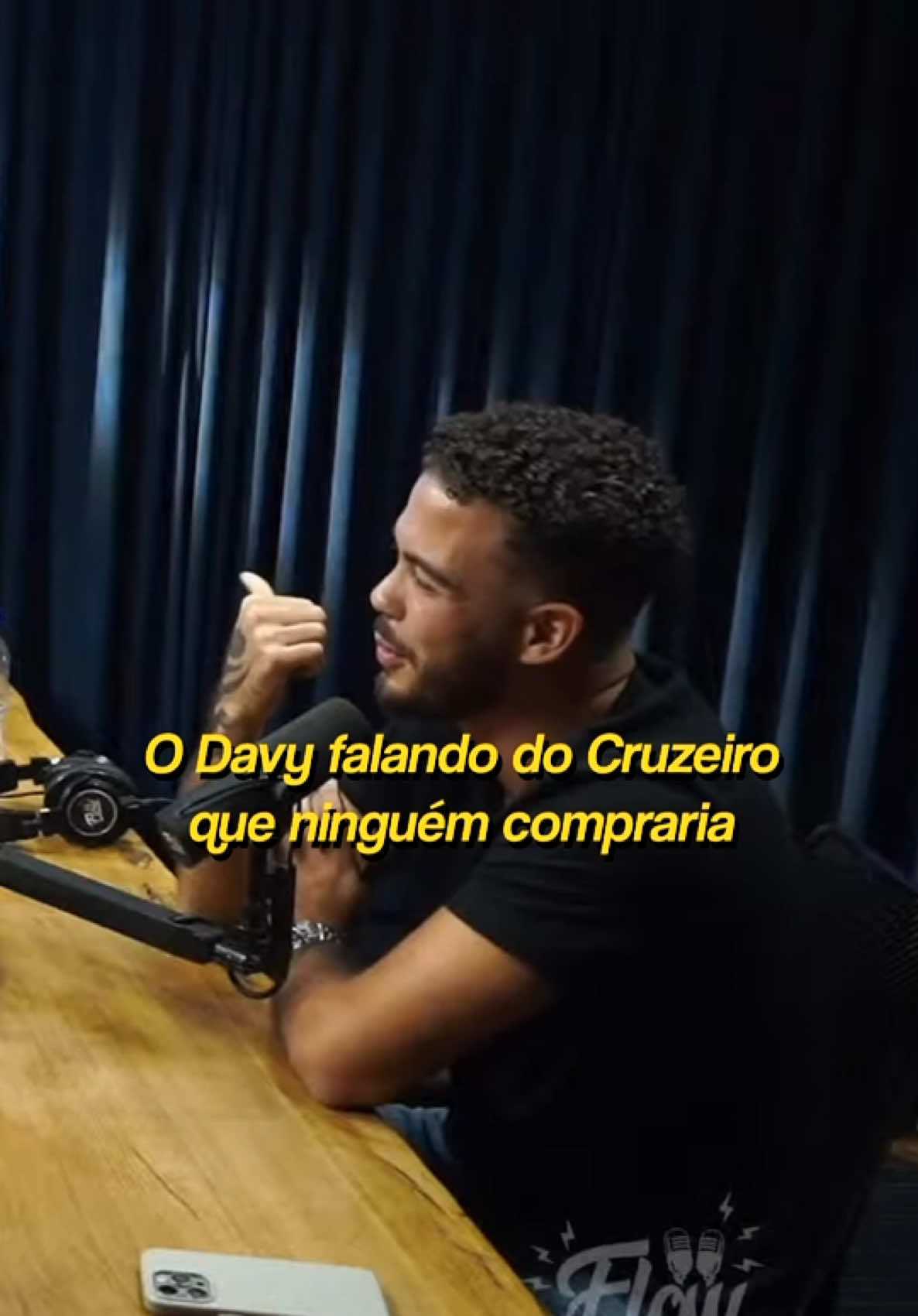 todo mundo da mesa assim: 👁️👁️