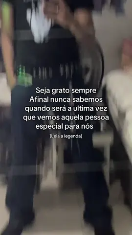 É impressionante como as vezes muito preocupados com o futuro ou presos no passado esquecemos do presente, e das pessoas que alegram tanto nossa vida ficam com a presença indiferente por que estamos com a mente obstruída por conta dos nossos problemas que carregam a gente das coisas boas de nossa realidade.  Você algum dia nunca mais viu alguém e perdeu a chance de dizer a ela o quanto ela era especial ou o quão boa ela era.  Não perca tempo sofrendo pelo amanhã ou acorrentado no passado viva o presente e expresse o que sente pela sua mãe amigos e pessoas importante pra você por que um dia você pode acordar e elas nunca mais estarem lá. Espero ter ajudado! . . . #saudemental #ansiedade #real #SelfCare #yourface 