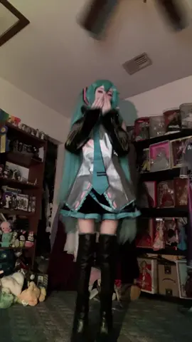 I’ll never stop doing Fortnite dances you can pry them from my cold dead hands #mikucosplay #hatsunemikucosplay #miku #hatsunemiku #vocaloidcosplay #vocaloid #cosplay #missjunebuggie 